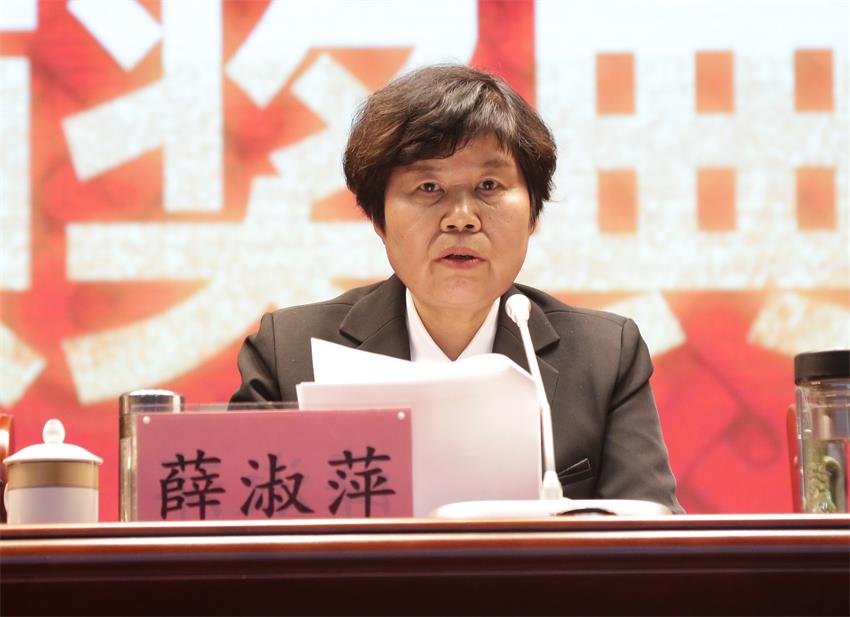 集團(tuán)黨委常委、徐州市樹恩中學(xué)總校長薛淑萍同志宣讀表彰決定
