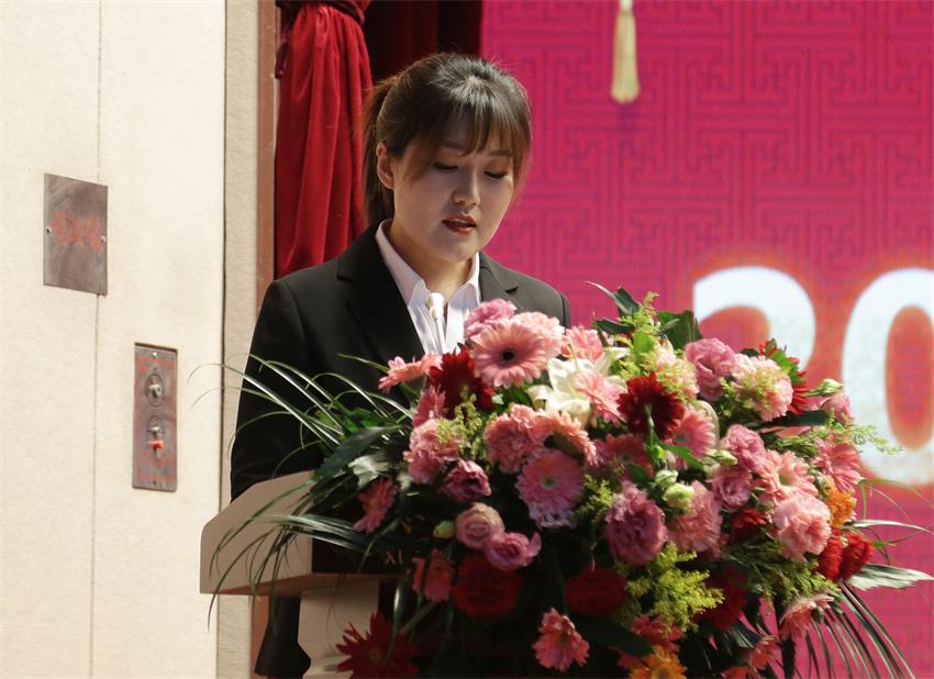 集團(tuán)副總、江蘇樹恩教育科技有限公司總經(jīng)理郭晏彤同志宣讀《關(guān)于2019年寶潤集團(tuán)下達(dá)各校區(qū)招生計(jì)劃的意見》