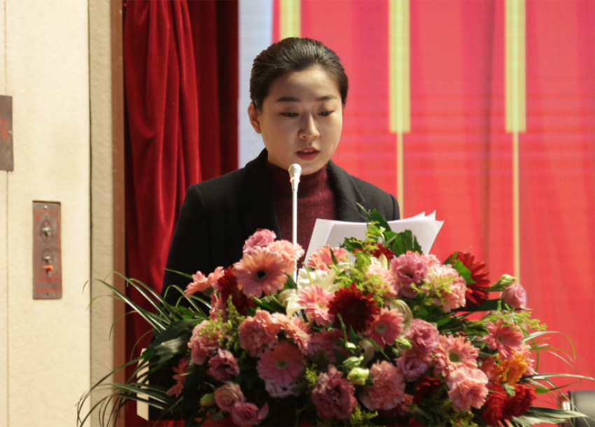 徐州寶潤實業(yè)集團第一屆黨委班子選舉大會---于麗娜同志宣讀大會關(guān)于通過黨委和紀(jì)委報告的決議